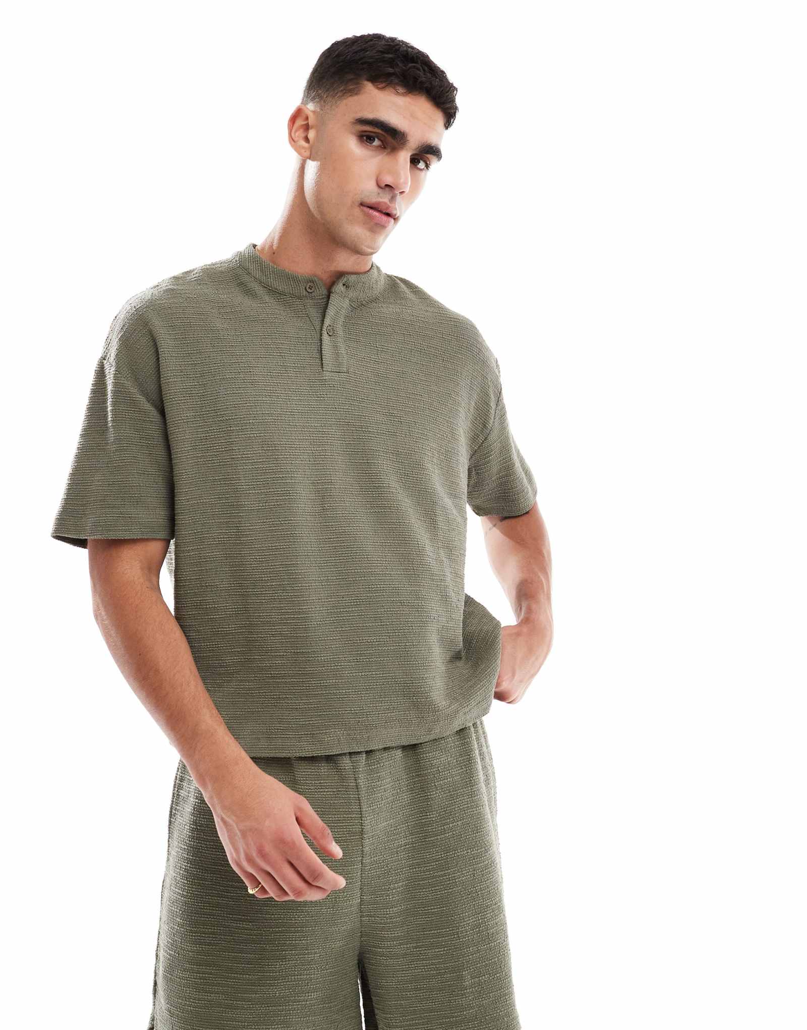 ДИЗАЙНЕРСКАЯ объемная футболка henley с квадратной текстурой от ASOS цвета зеленого хаки - часть комплекта
