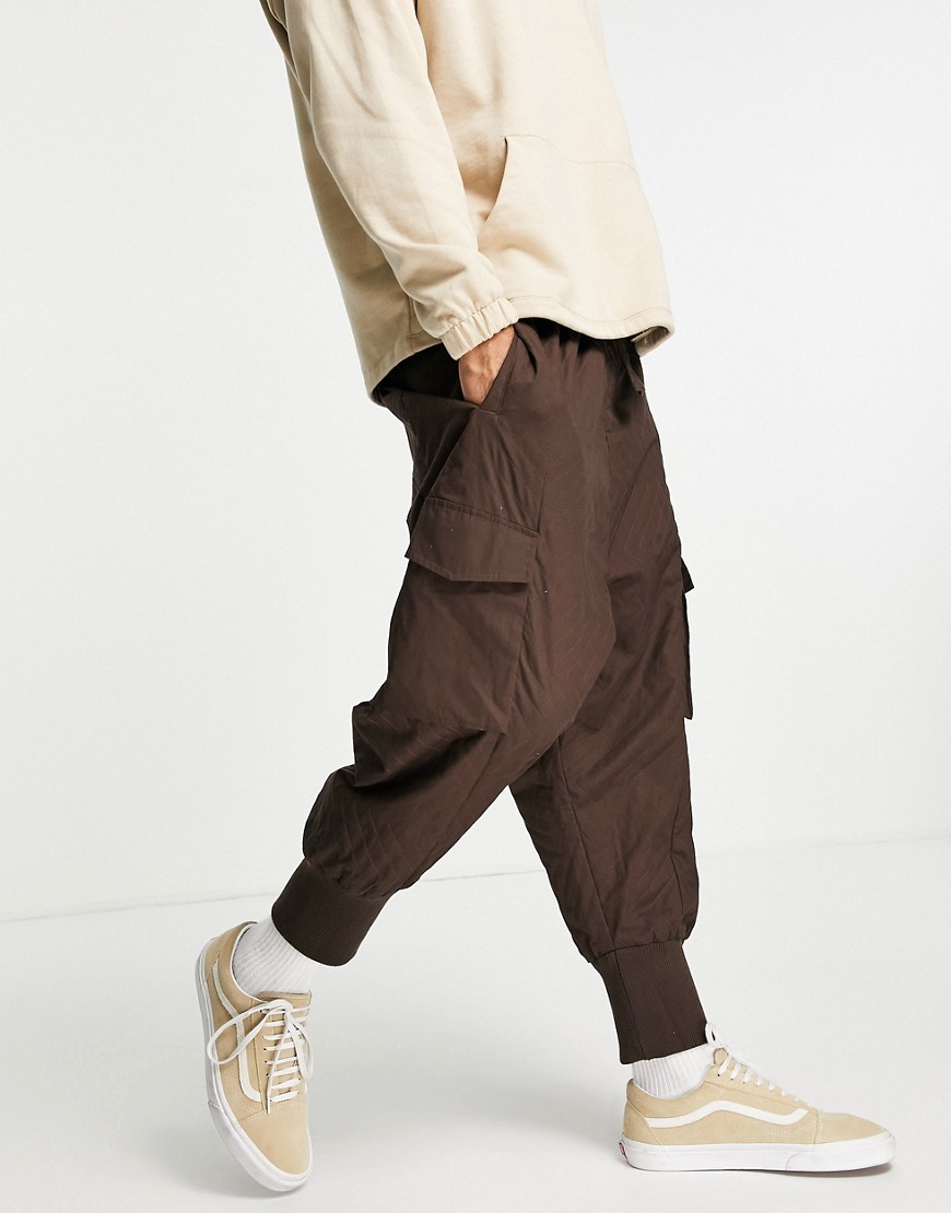 ASOS DESIGN - Oversized broek met laag kruis en doorgestikt design-Bruin