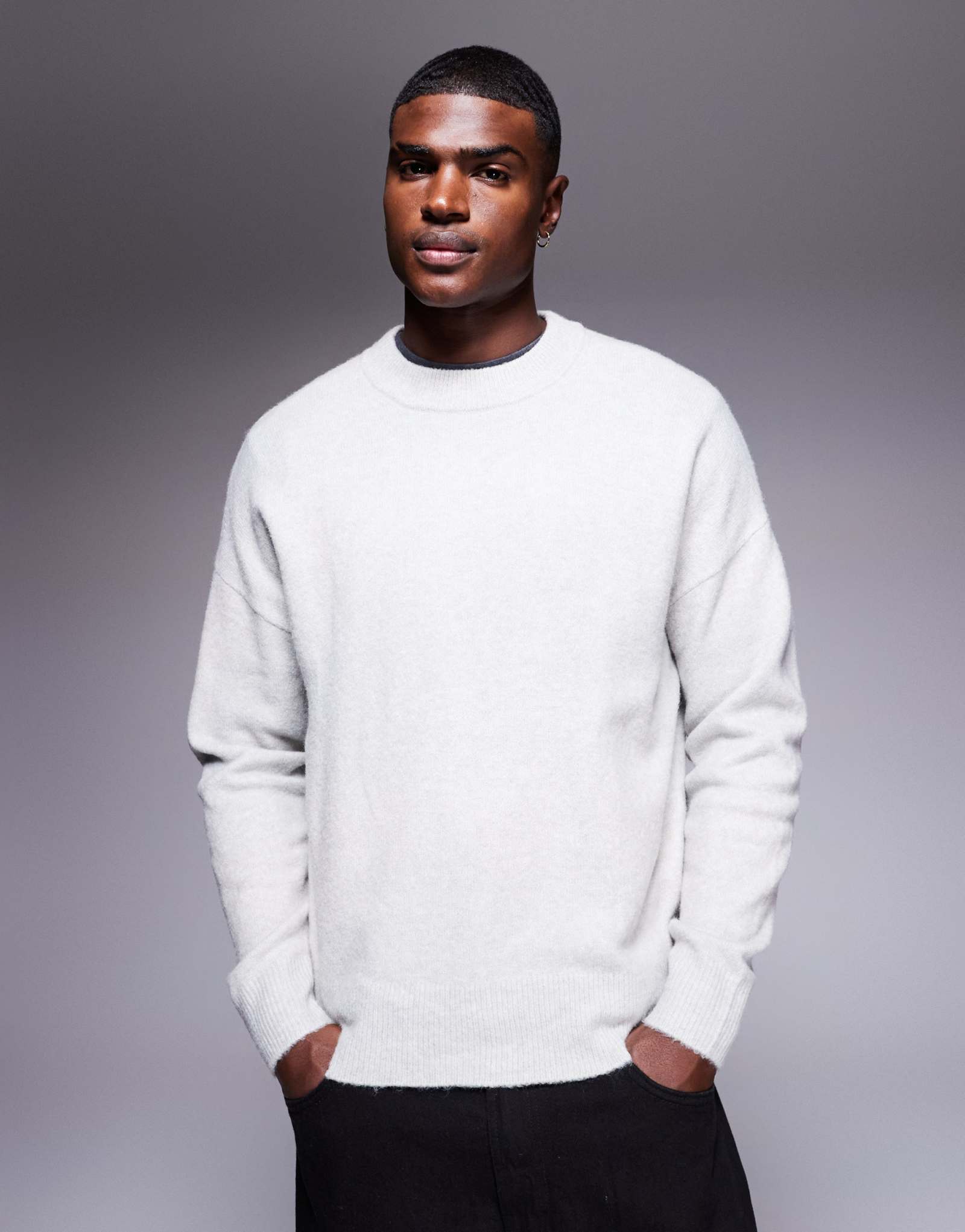 ДИЗАЙНЕРСКИЙ свитер с круглым вырезом из матовой вязки оверсайз ASOS DESIGN серого цвета