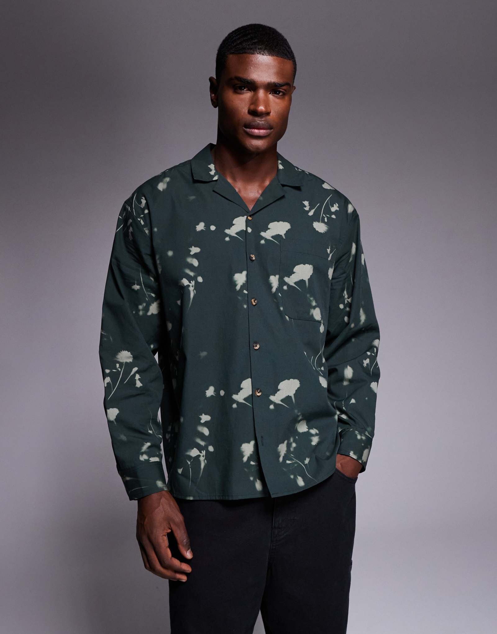 ДИЗАЙНЕРСКАЯ рубашка оверсайз с воротником-стойкой ASOS DESIGN с цветочным цифровым принтом темно-зеленого цвета