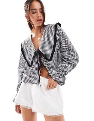 ASOS DESIGN oversized collar tie front blouse in black gingham φωτογραφία