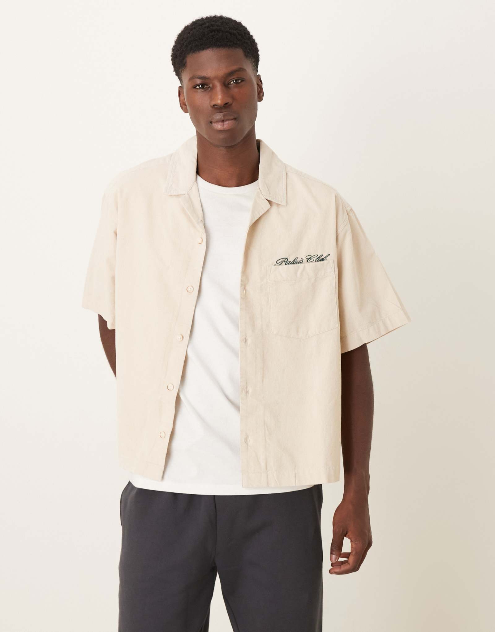 ДИЗАЙНЕРСКАЯ вельветовая рубашка оверсайз от ASOS с вышивкой на груди кремового цвета