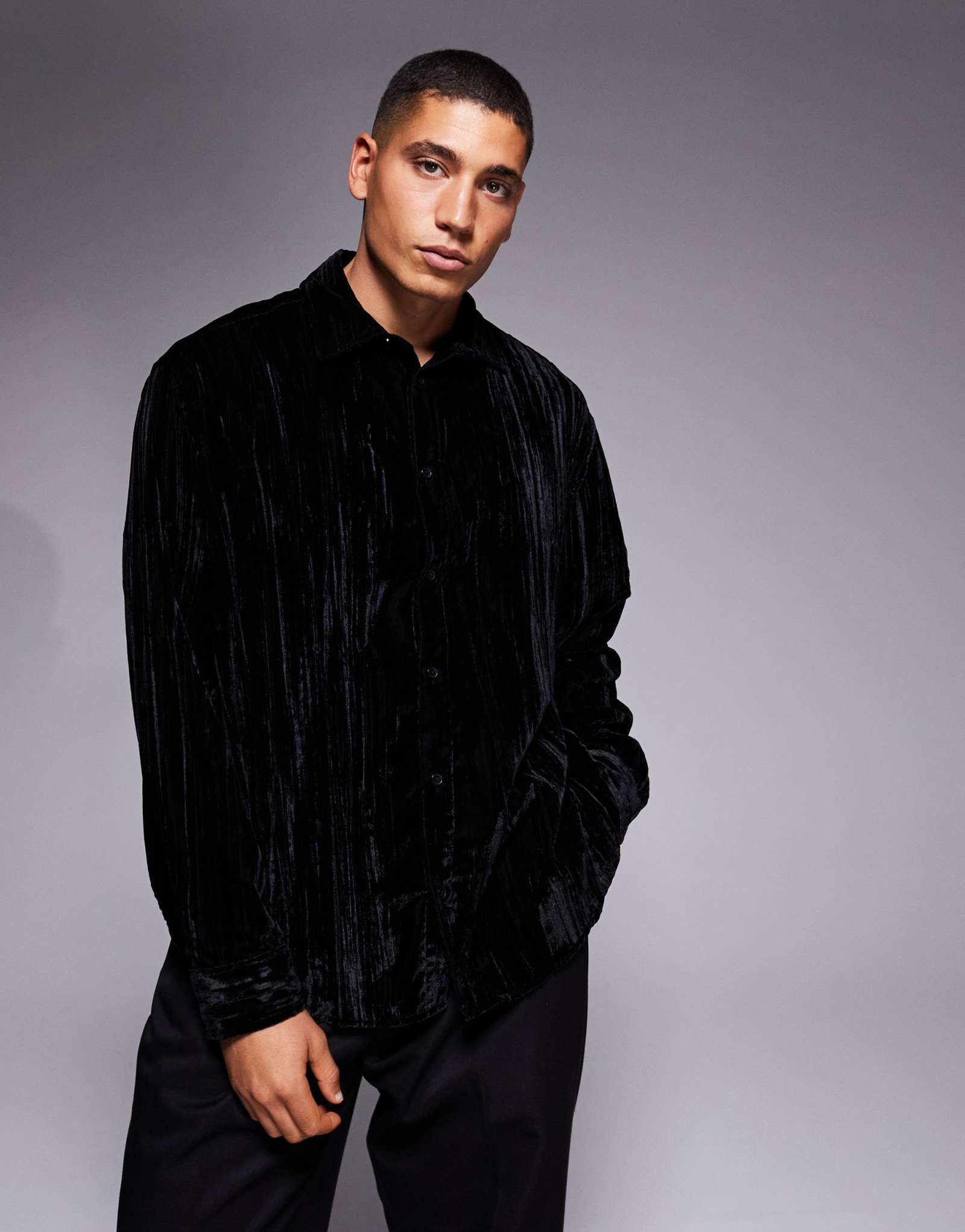 ДИЗАЙНЕРСКАЯ бархатная рубашка оверсайз в складку от ASOS черного цвета