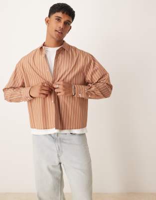 ASOS DESIGN - Oversized cropped gestreept overhemd in bruin