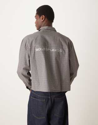 ASOS DESIGN - Oversized, cropped skjorte med sorte tern og broderi på ryggen