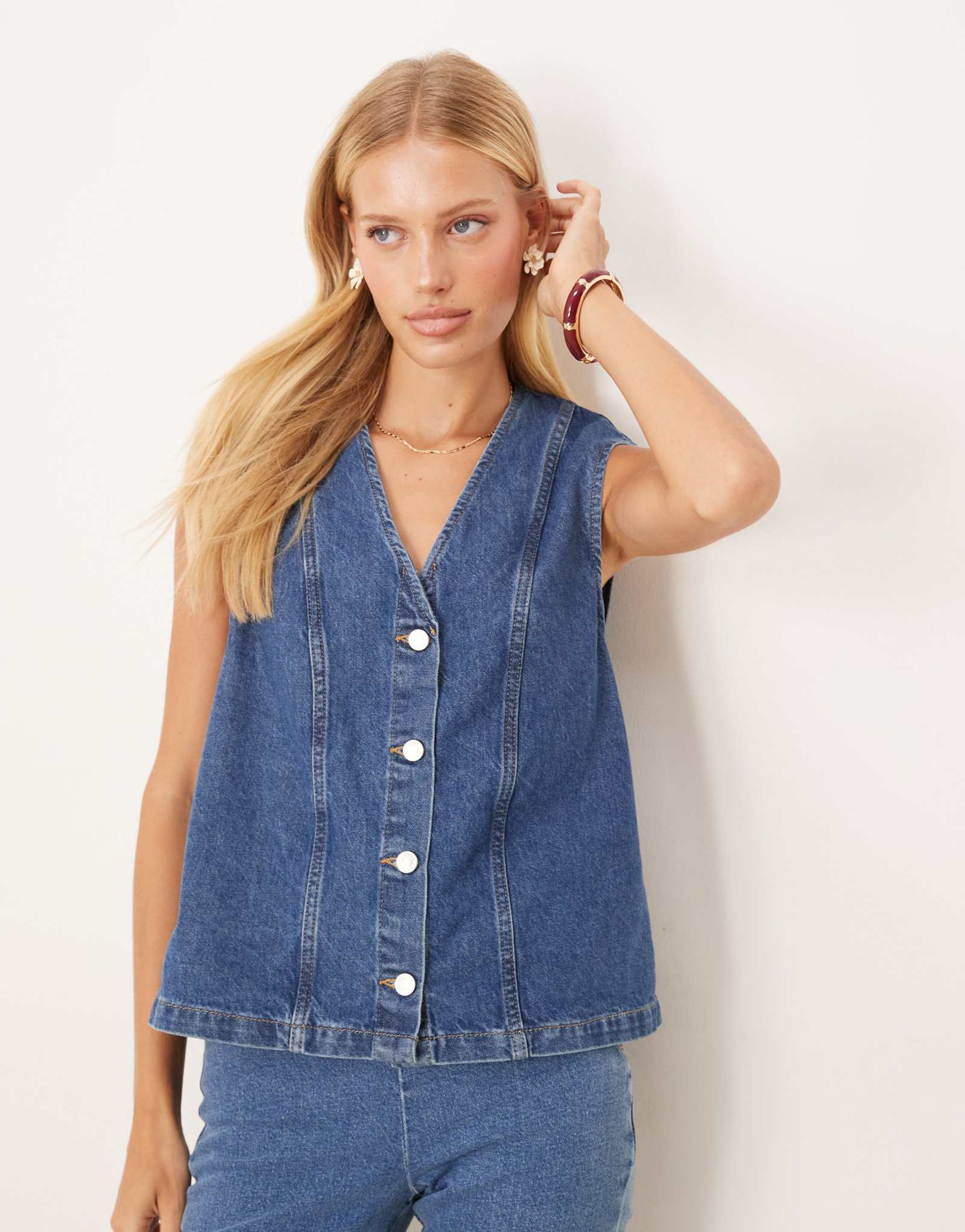Джинсовый жилет оверсайз от ASOS DESIGN цвета индиго.