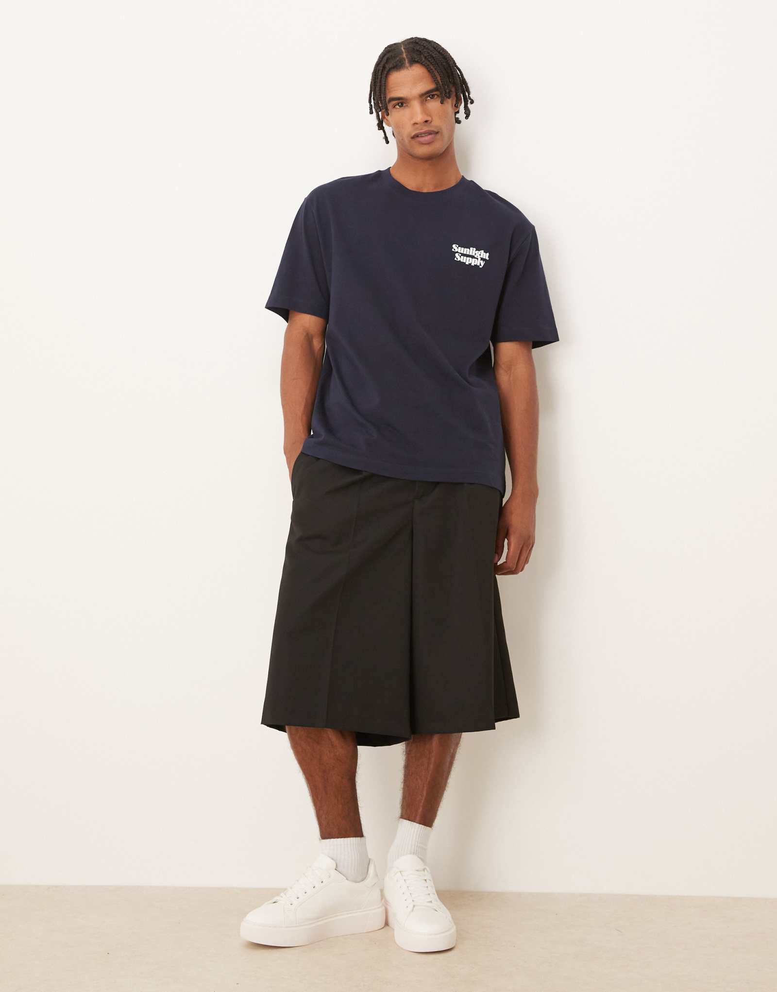 Шорты-бермуды оверсайз ASOS DESIGN со складками черные