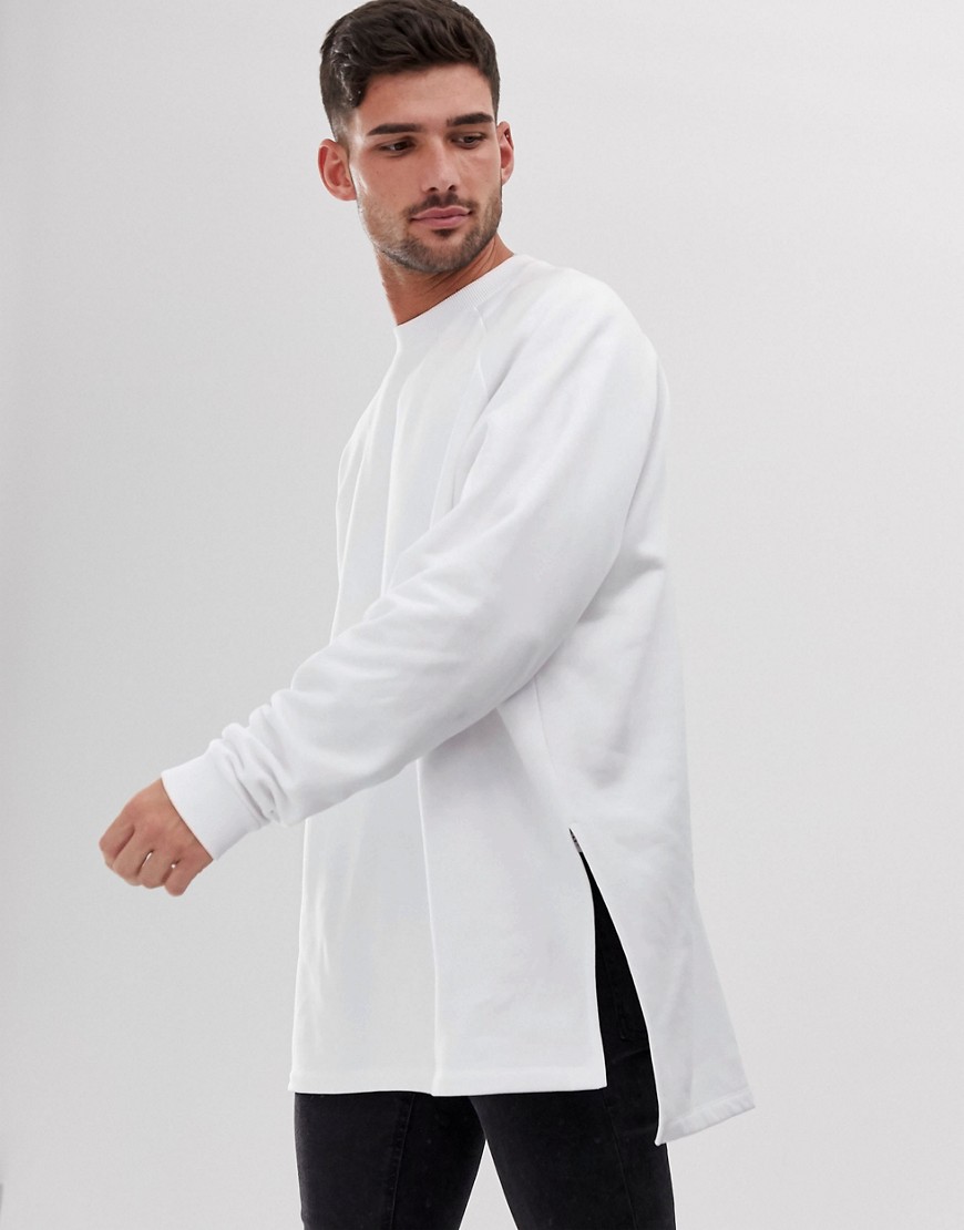 ASOS DESIGN - Oversized extra lang sweatshirt met zijsplit en verlaagde zoom in wit