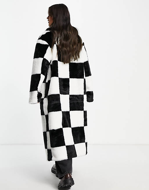 Women oversized faux fur coat in black and white 