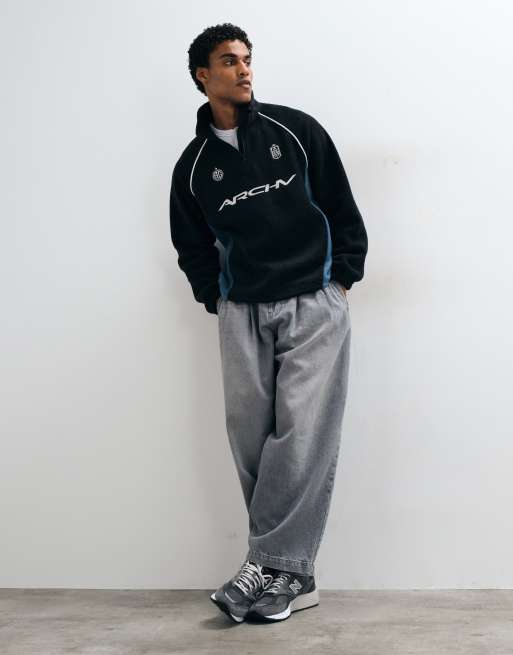 ASOS DESIGN oversized fleece med kvart lynlås, cut-and-sew-paneler og paspel i sort, 2 af 5