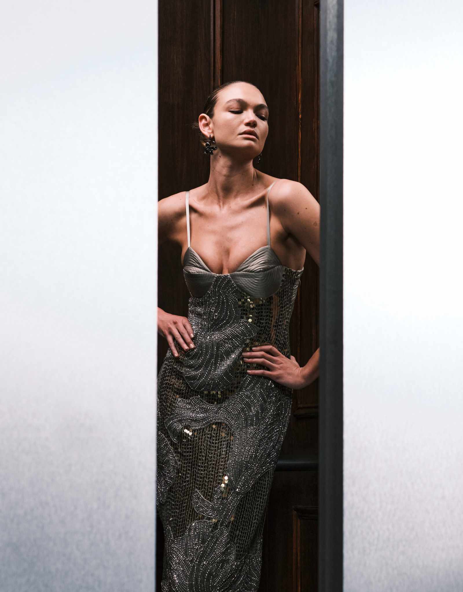 ДИЗАЙНЕРСКОЕ макси-платье оверсайз ASOS с цветочным принтом, украшенное пайетками, и чашечками на груди светло-зеленого цвета хаки