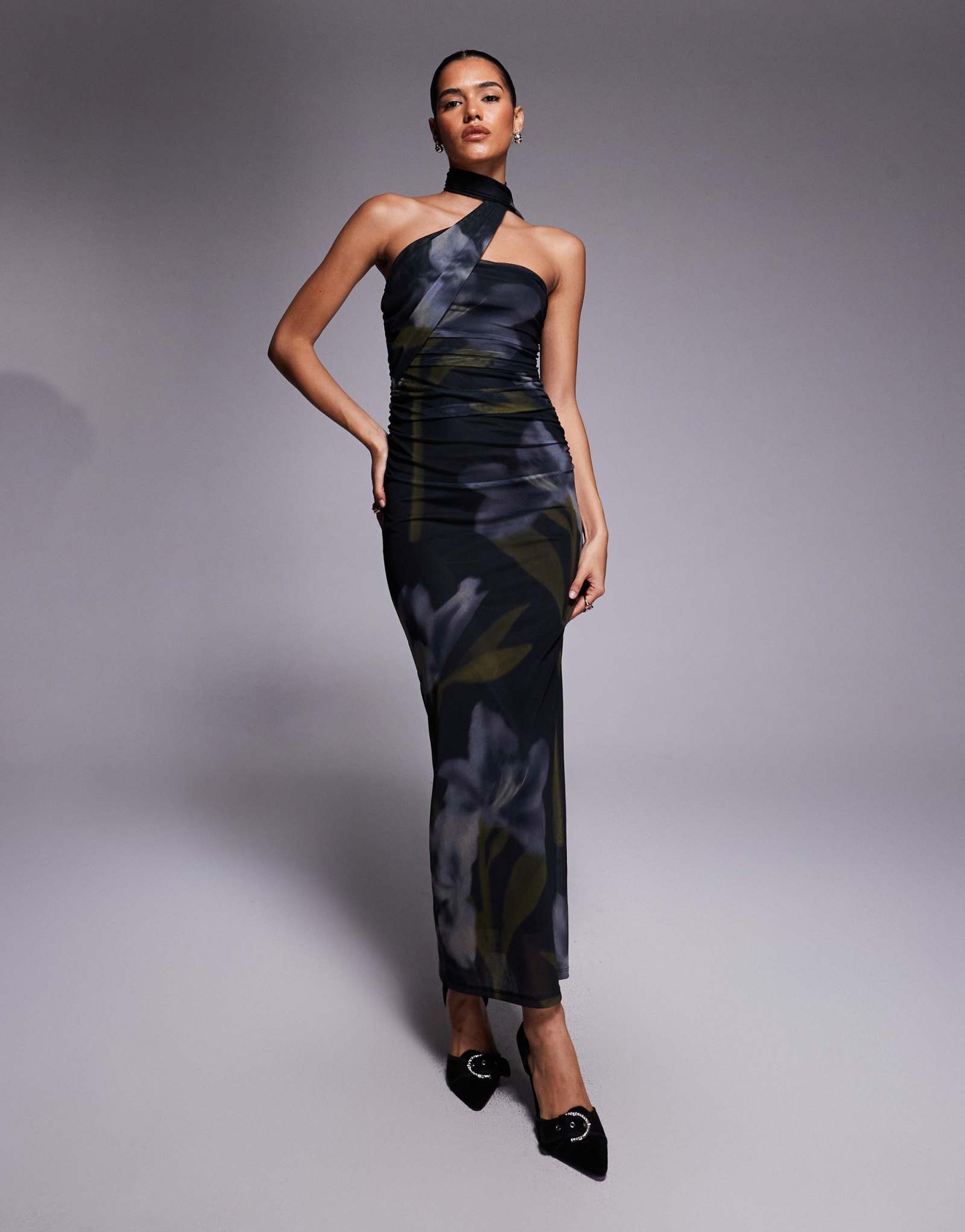 Макси-платье черного цвета с объемным сетчатым шарфом и цветочным принтом ASOS DESIGN