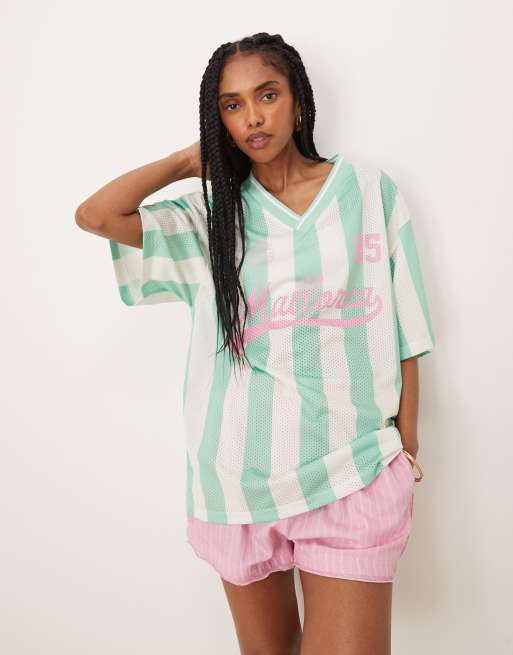 ASOS DESIGN - Oversized fodbold-t-shirt med V-hals og 'Mallorca'-grafik i grøn-stribet print
