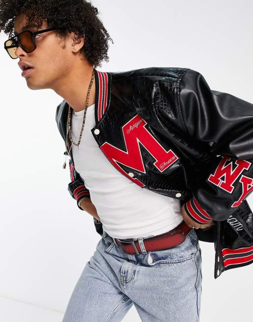 ASOS DESIGN - Oversized gespleten jack in collegestijl van imitatieleer met badges in zwart