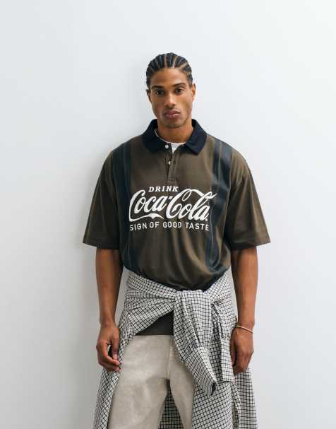 ASOS DESIGN - Oversized gestreepte polo met Coca Cola-print in bruin - view 1