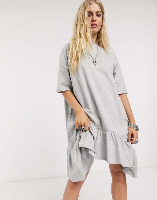 ASOS DESIGN – Oversized-Hängerkleid mit gestuftem Hängesaum in Grau