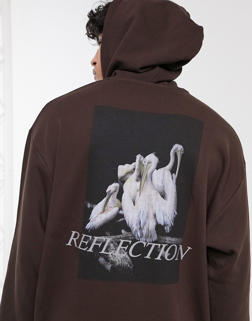 ASOS DESIGN - Oversized hoodie in bruin met fotoprint op de achterkant