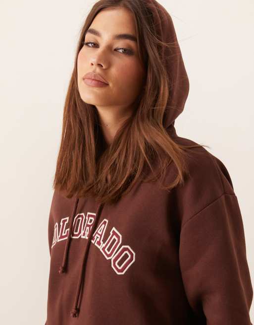 ASOS DESIGN - Oversized hoodie met 'Colorado'-applicatie in bruin, 3 van 4
