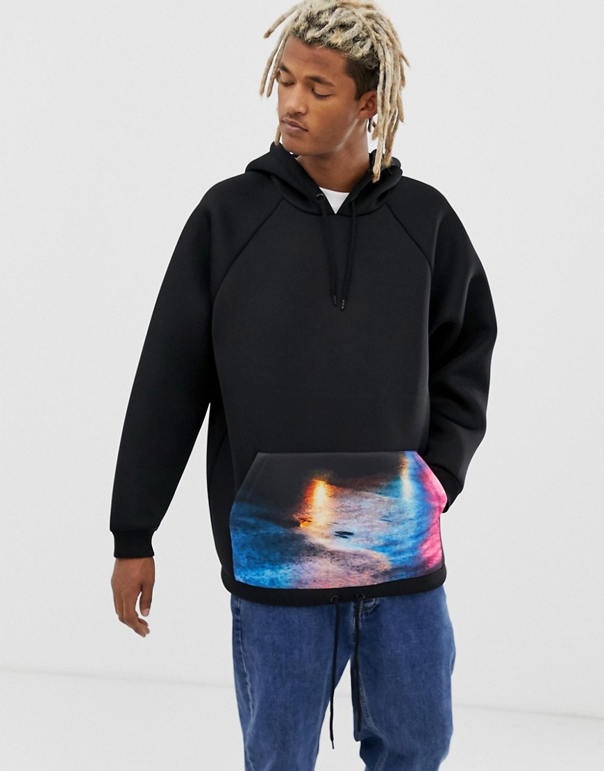 ASOS DESIGN - Oversized hoodie van scubastof met print op de zakken in zwart