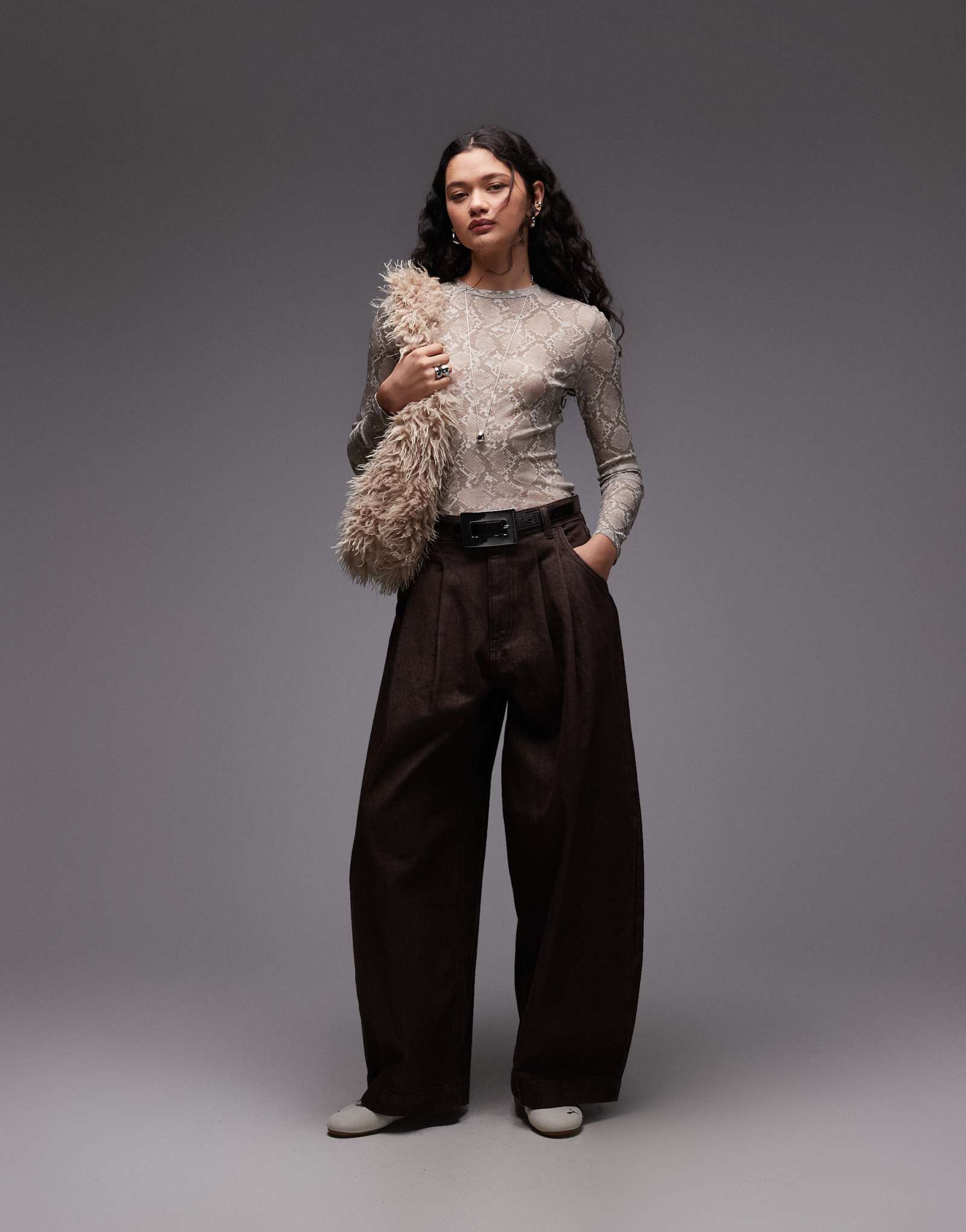 ДИЗАЙНЕРСКИЕ джинсы-подковы оверсайз от ASOS темно-коричневого цвета