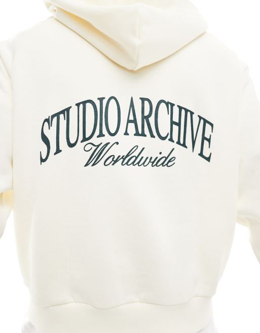 ASOS DESIGN - Oversized hættetrøje med gennemgående lynlås og 'Studio Archive'-print i råhvid i firkantet pasform, 2 af 4