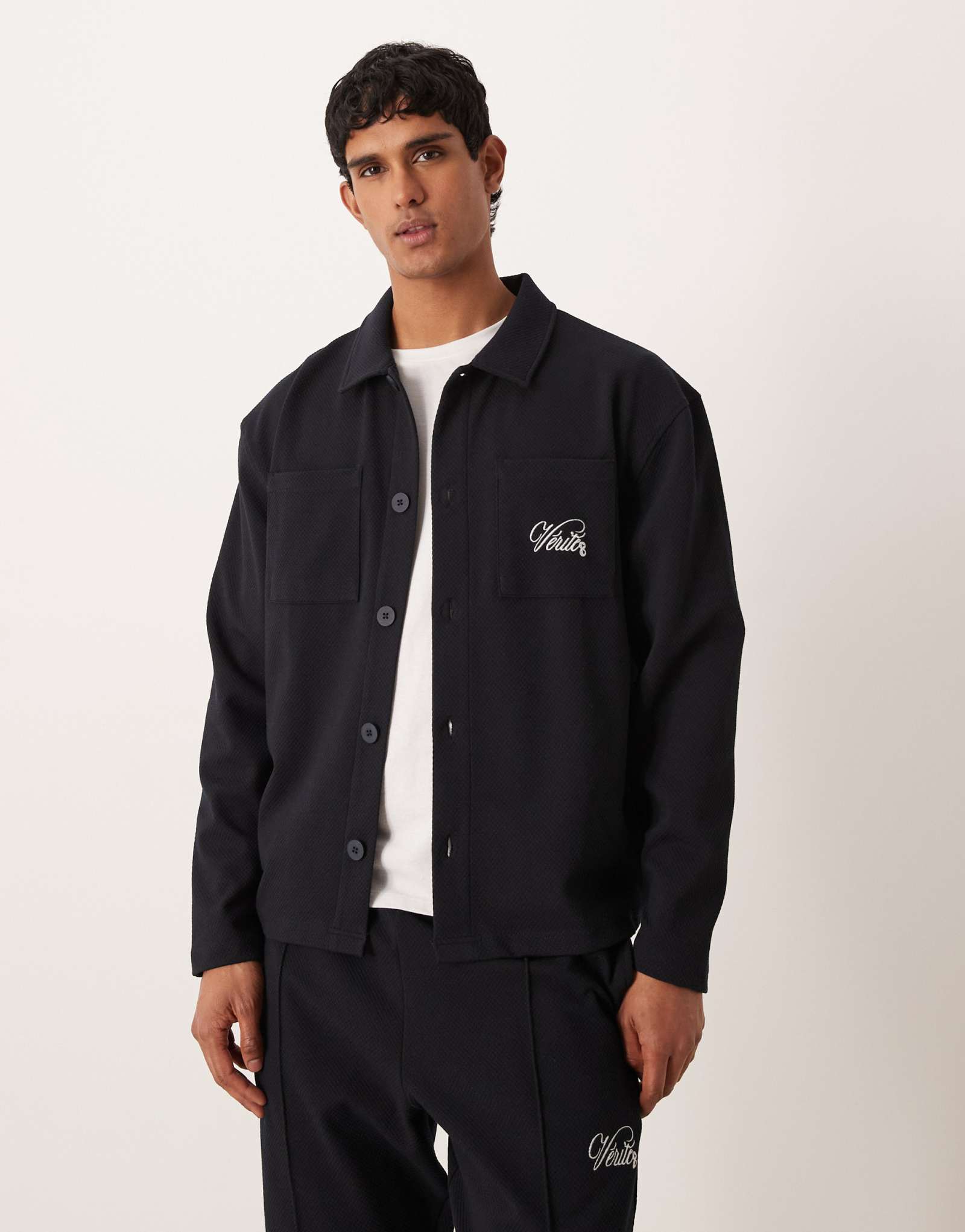 ОБЪЕМНАЯ жаккардовая застежка ASOS DESIGN с вышивкой темно-синего цвета