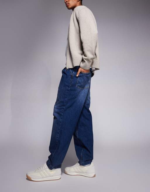 ASOS DESIGN - Oversized jeans met toelopende pasvorm en plooidetail in donkere wassing, 2 van 5
