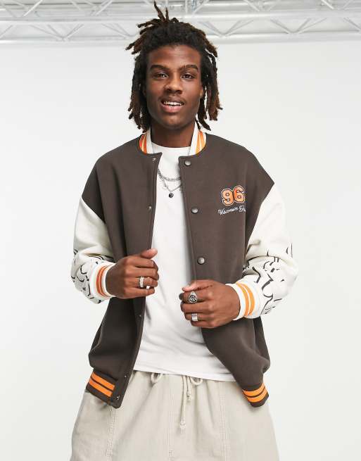 ASOS DESIGN - Oversized jersey varsity jack in bruine kleurvlakken en mouwen met vuurprint