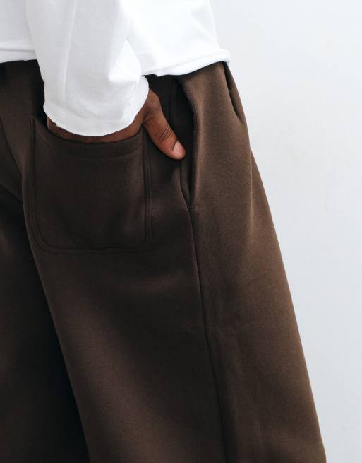 ASOS DESIGN - Oversized joggingbroek met plooien en ballonpijpen in bruin, 4 van 5
