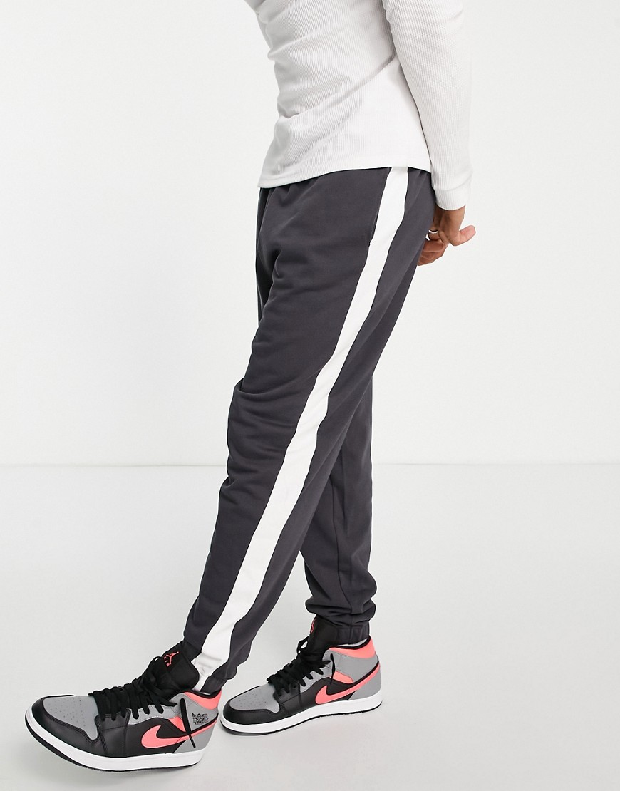 ASOS DESIGN - Oversized joggingbroek met zijstreep in zwarte wassing-Grijs