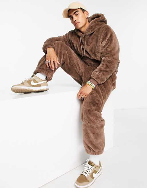 ASOS DESIGN - Oversized joggingbroek van imitatiebont in bruin