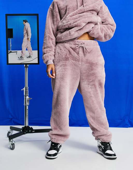 ASOS DESIGN - Oversized joggingbroek van imitatiebont in roze, deel van co-ord set, 2 van 4