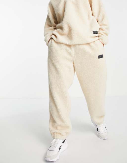 ASOS DESIGN - Oversized joggingbroek van teddyborg in gebroken wit, deel van co-ord set
