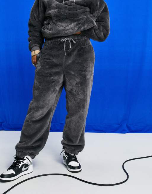 ASOS DESIGN - Oversized joggingbukser i sort, imiteret pels - Del af sæt, 2 af 4