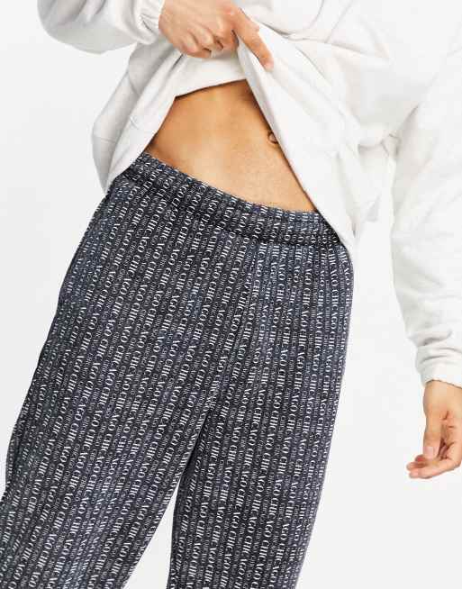 ASOS DESIGN - Oversized joggingbukser med gennemgående 'Chicago'-byprint i sort, 3 af 4