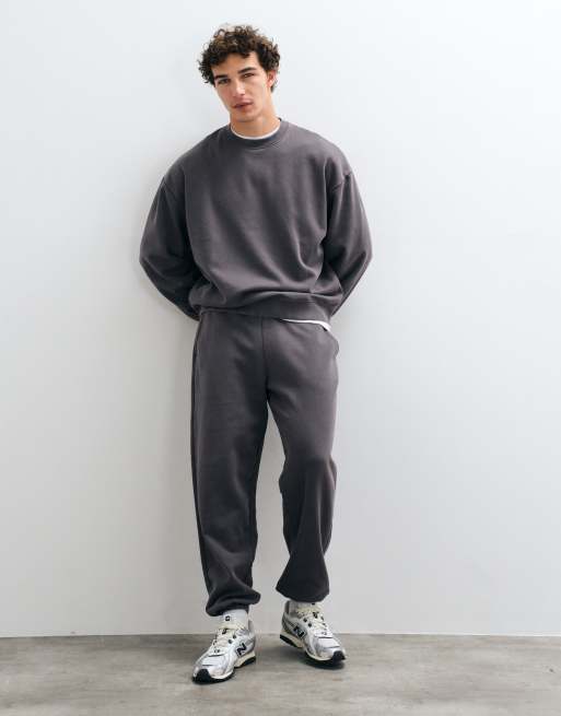 ASOS DESIGN - Koksgråt sæt med oversized sweatshirt i syrevask og joggingbukser med tætsiddende buksekanter, 2 af 3