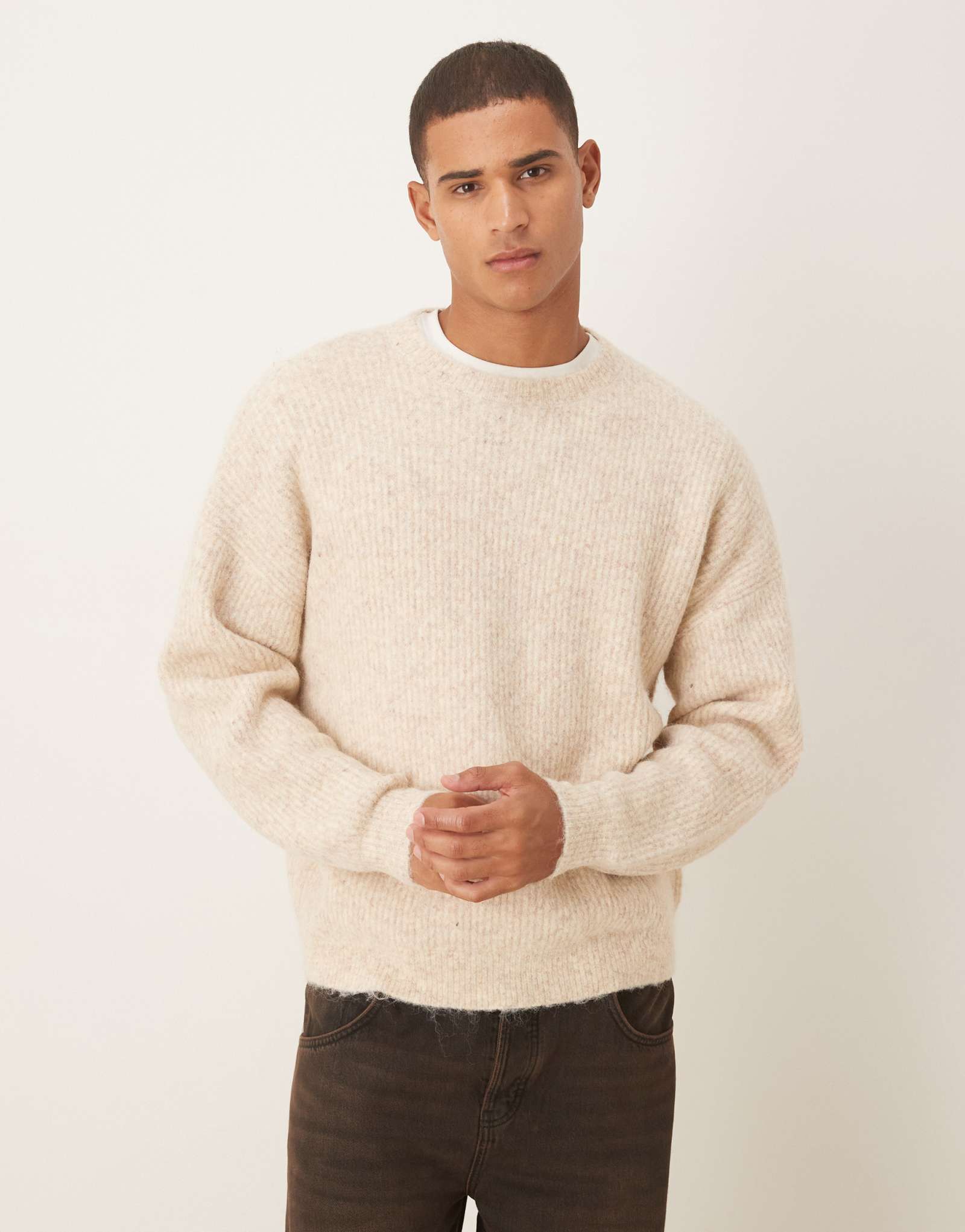 Шерстяной свитер с круглым вырезом и объемной вязкой ASOS DESIGN кремового цвета