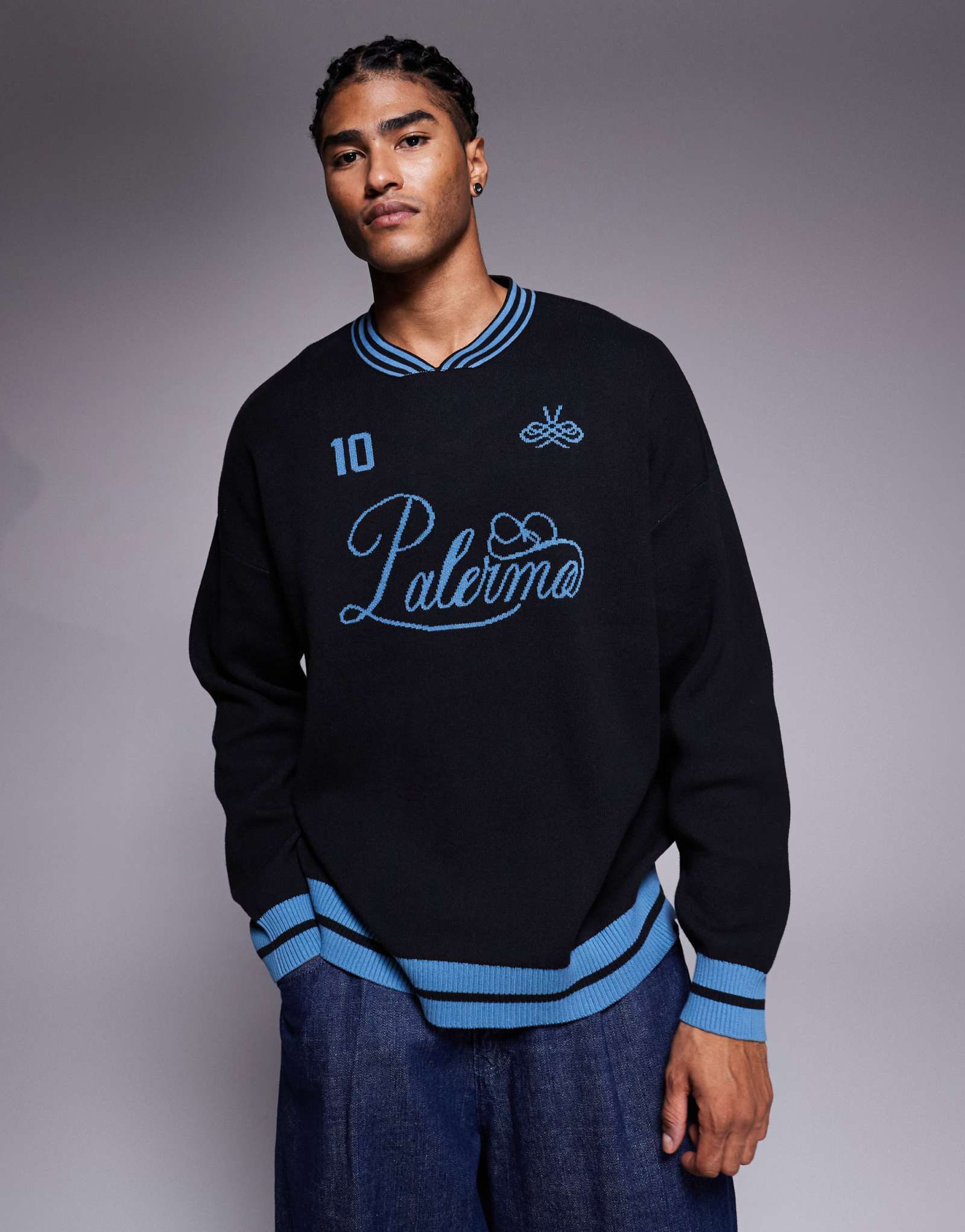 ДИЗАЙНЕРСКИЙ свитер оверсайз из трикотажа ASOS с высоким v-образным вырезом и спортивным принтом Vadella черного цвета