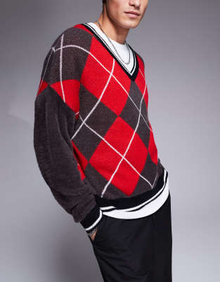 oversized knitted crew neck sweater with argyle pattern in brown and red