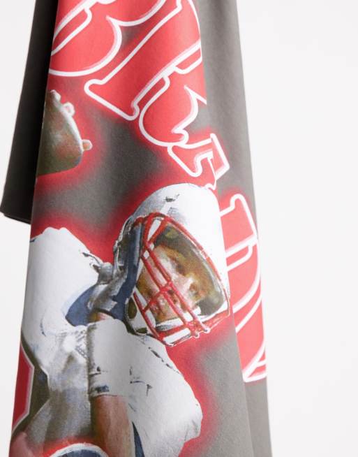 ASOS DESIGN - Oversized koksgrå T-shirt med 'NFL Tom Brady'-print, 2 af 4