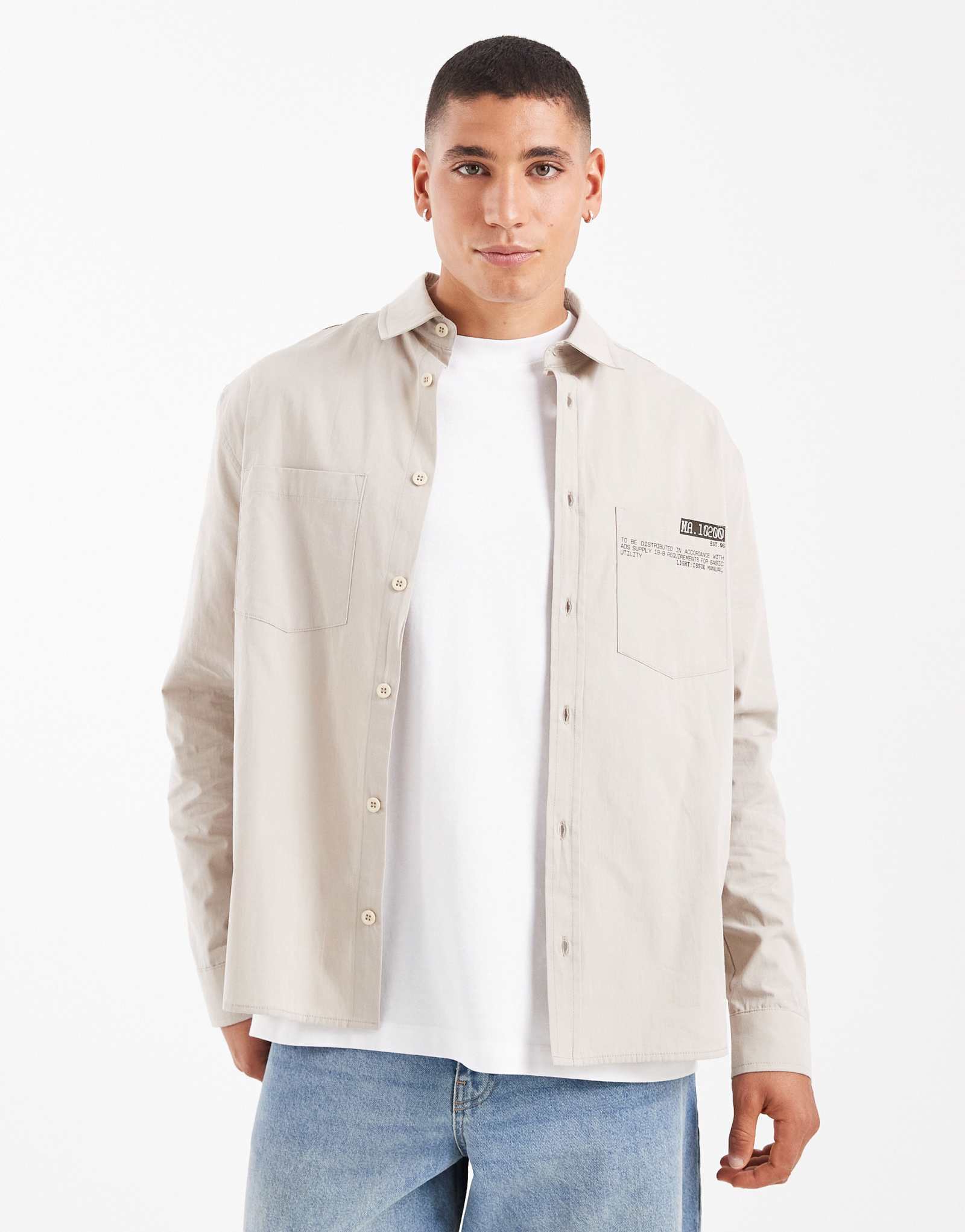  ДИЗАЙНЕРСКАЯ поплиновая рубашка оверсайз с длинным рукавом и практичным принтом белого цвета от ASOS DESIGN