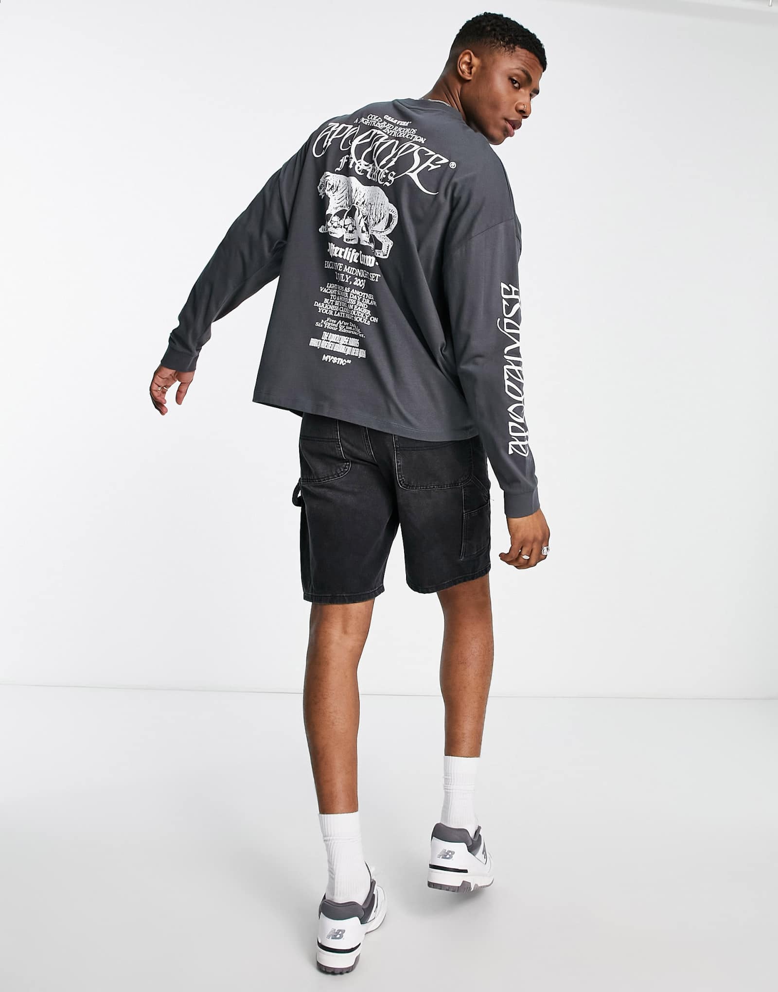 ДИЗАЙНЕРСКАЯ футболка оверсайз с длинным рукавом серого цвета от ASOS DESIGN с принтами спереди и сзади