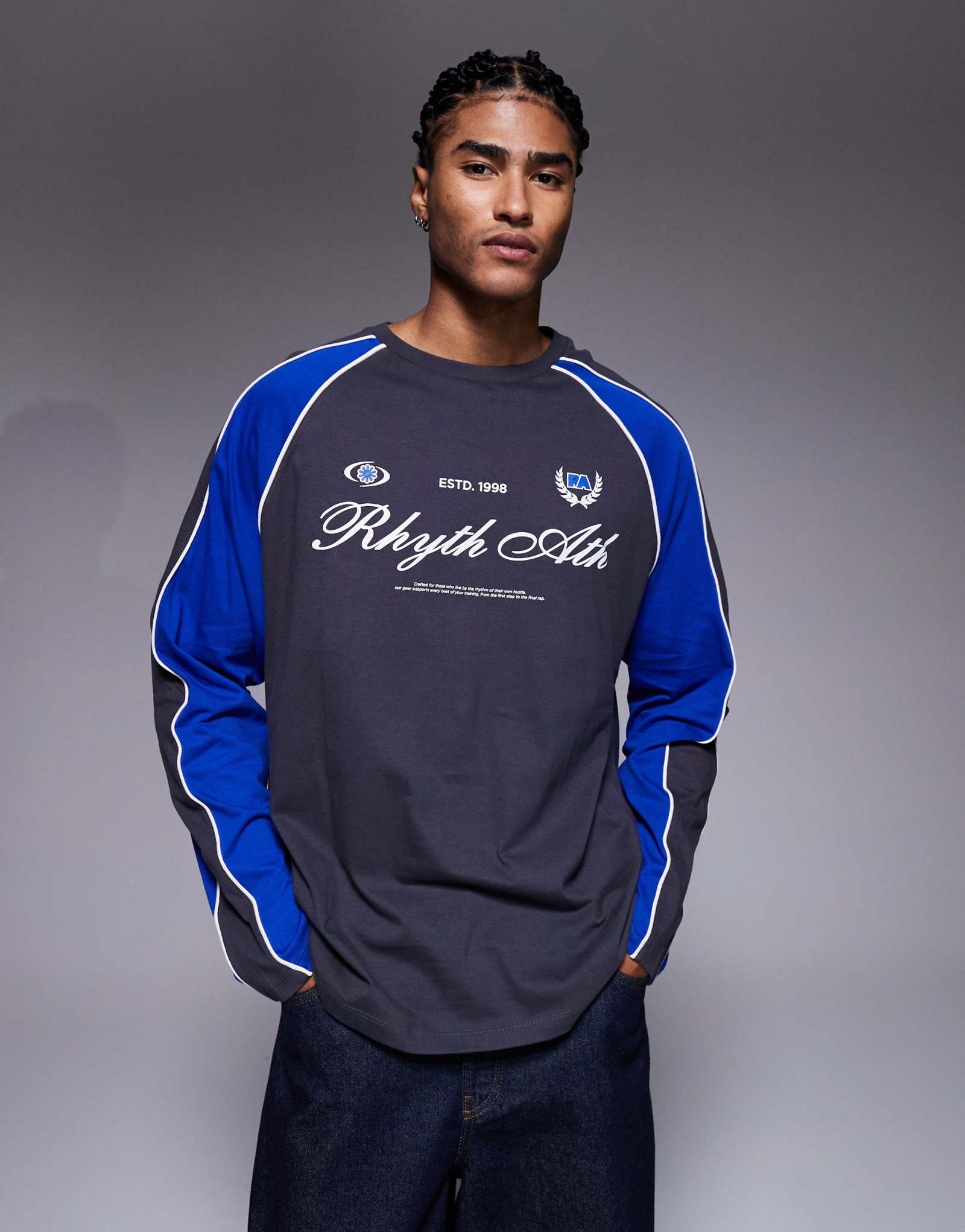 ДИЗАЙНЕРСКАЯ футболка ASOS с длинным рукавом оверсайз и спортивными рисунками угольно-синего цвета