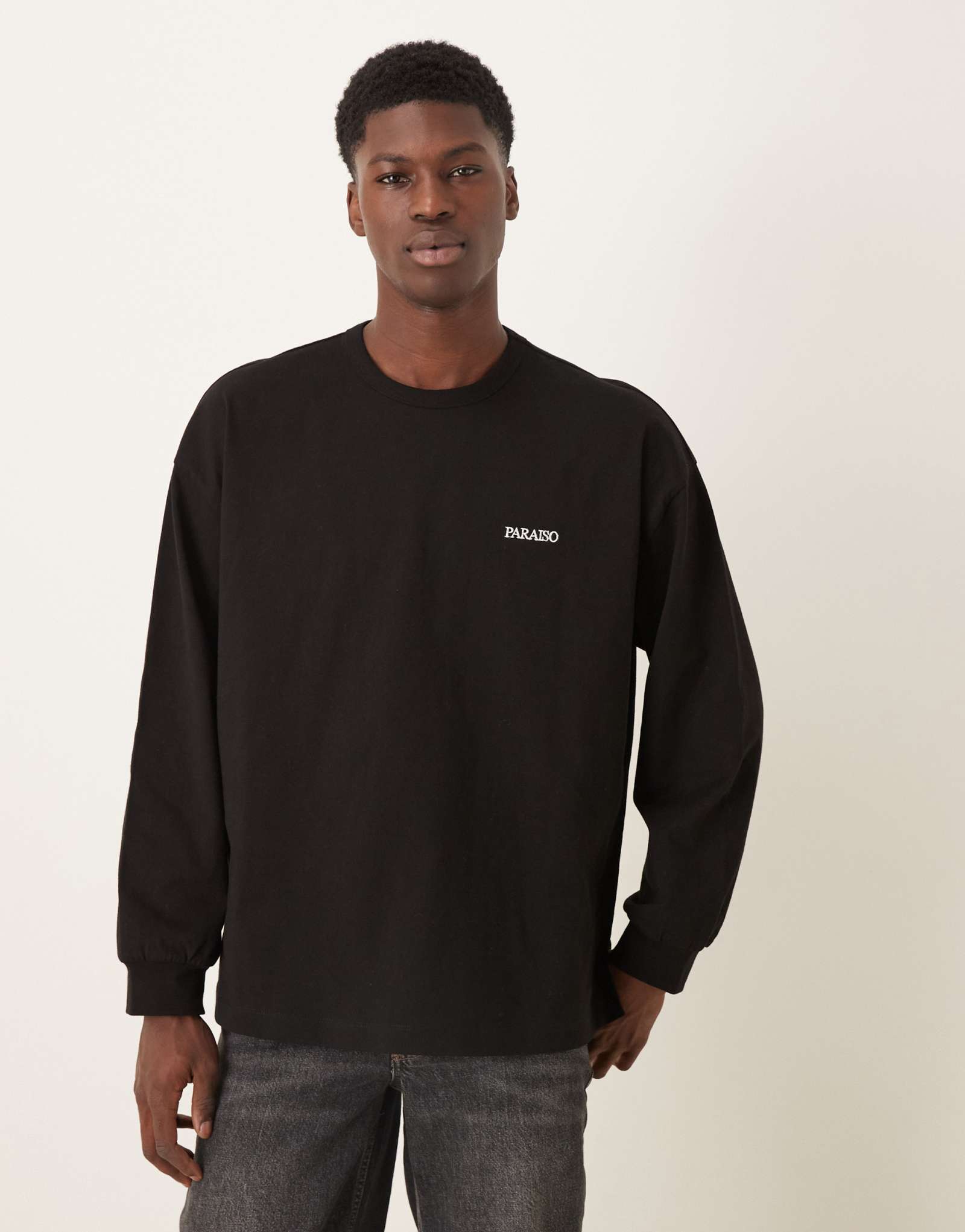 ДИЗАЙНЕРСКАЯ футболка оверсайз с длинным рукавом и вышивкой на груди черного цвета от ASOS DESIGN