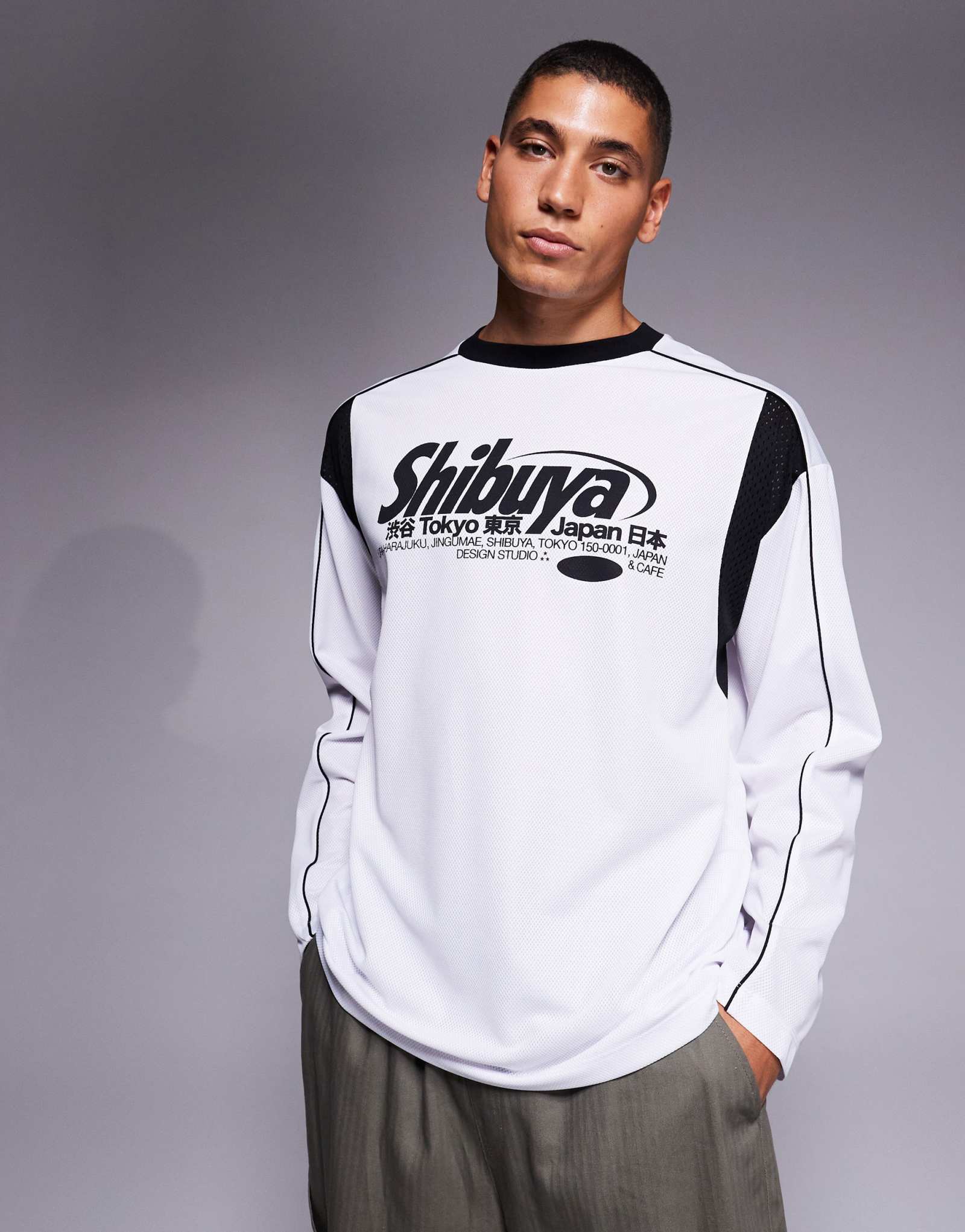 ДИЗАЙНЕРСКАЯ футболка оверсайз с длинным рукавом ASOS DESIGN с изображением города и вставками белого и черного цветов