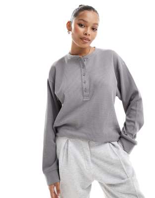 oversized long sleeve waffle knit henley top in gray