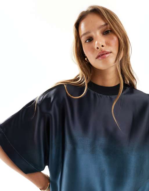ASOS DESIGN - Oversized midi T-shirtjurk van satijn in blauwe ombre, 2 van 4