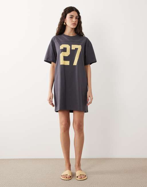 ASOS DESIGN - Oversized mini T-shirtjurk met contrasterende varsity-print in antracietgrijs, 2 van 4