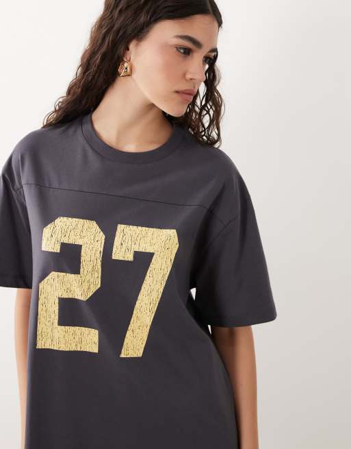 ASOS DESIGN - Oversized mini T-shirtjurk met contrasterende varsity-print in antracietgrijs, 3 van 4