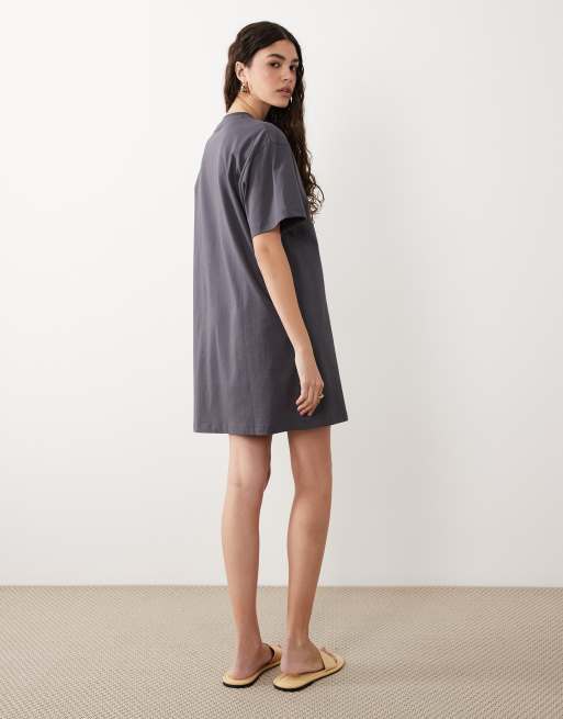 ASOS DESIGN - Oversized mini T-shirtjurk met contrasterende varsity-print in antracietgrijs, 4 van 4